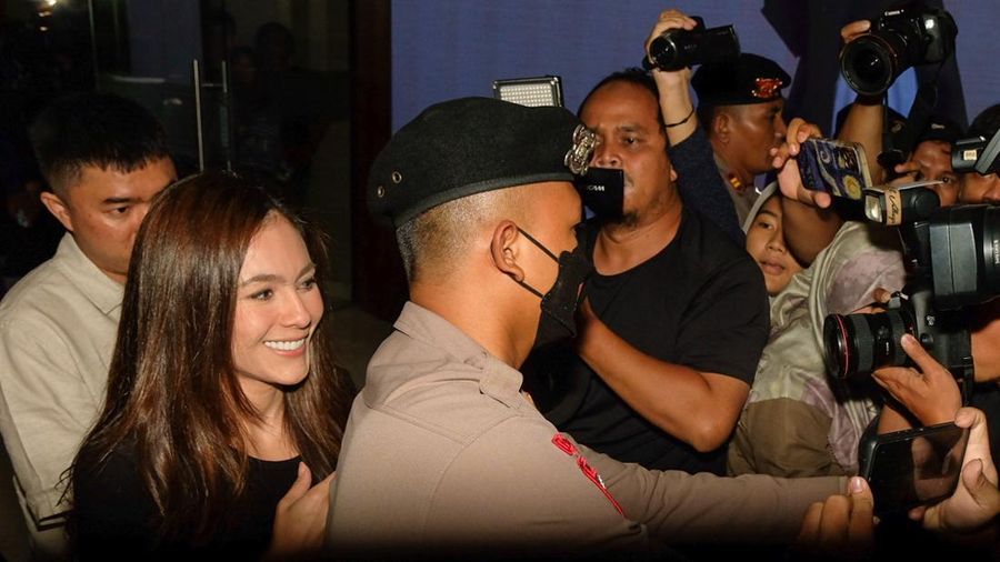 Aktris Wulan Guritno memenuhi panggilan Bareskrim Polri terkait dugaan promosi situs judi online. Wulan Guritno menebar senyum setibanya di Bareskrim, Kamis (14/9/2023). (Andhika Prasetia/detikcom)
