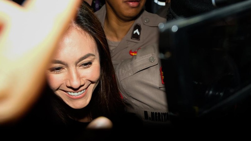 Aktris Wulan Guritno memenuhi panggilan Bareskrim Polri terkait dugaan promosi situs judi online. Wulan Guritno menebar senyum setibanya di Bareskrim, Kamis (14/9/2023). (Andhika Prasetia/detikcom)