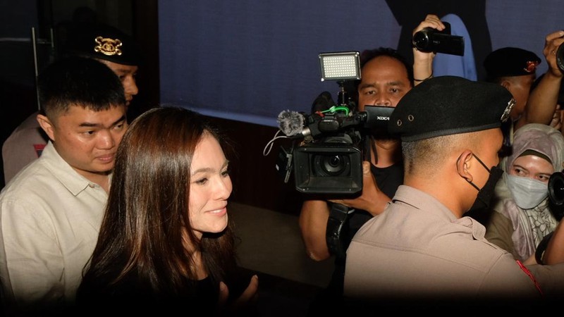 Aktris Wulan Guritno memenuhi panggilan Bareskrim Polri terkait dugaan promosi situs judi online. Wulan Guritno menebar senyum setibanya di Bareskrim, Kamis (14/9/2023). (Andhika Prasetia/detikcom)