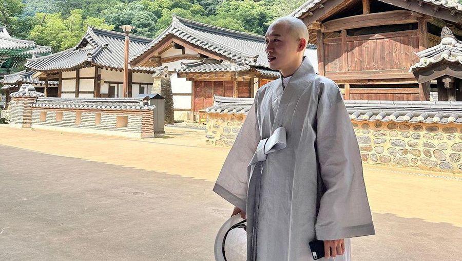 Biksu ganteng yang viral di Korea. (Instagram/kkochsnim)