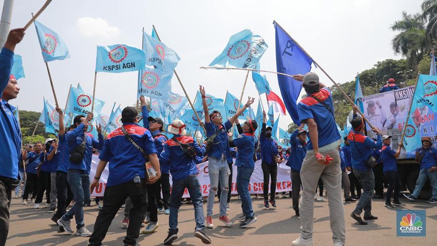 Buruh menggelar demonstrasi di sekitar Patung Kuda, Jakarta, Kamis (14/9/2023). (վ/Muhammad Sabki)