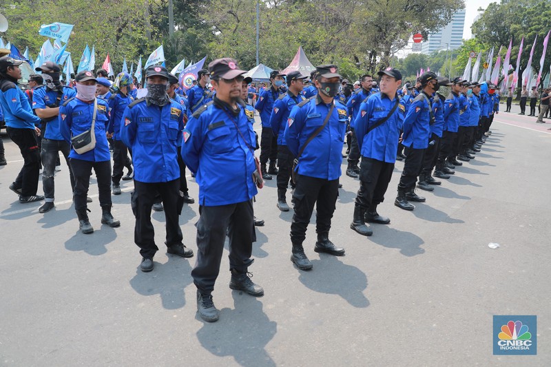 Buruh menggelar demonstrasi di sekitar Patung Kuda, Jakarta, Kamis (14/9/2023). (CNBC Indonesia/Muhammad Sabki)