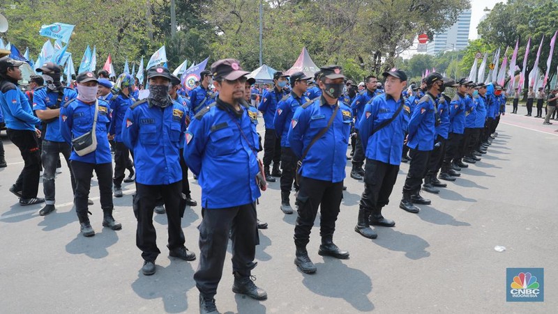 Buruh menggelar demonstrasi di sekitar Patung Kuda, Jakarta, Kamis (14/9/2023). (CNBC Indonesia/Muhammad Sabki)