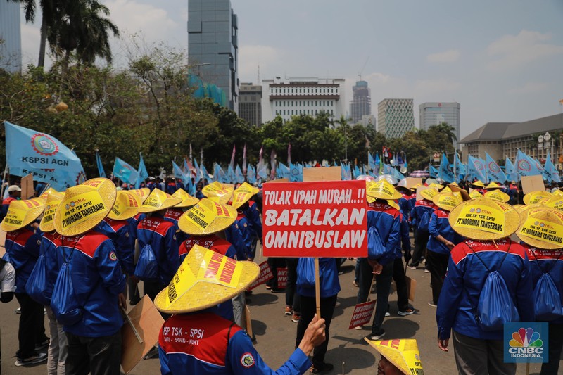 Buruh menggelar demonstrasi di sekitar Patung Kuda, Jakarta, Kamis (14/9/2023). (CNBC Indonesia/Muhammad Sabki)