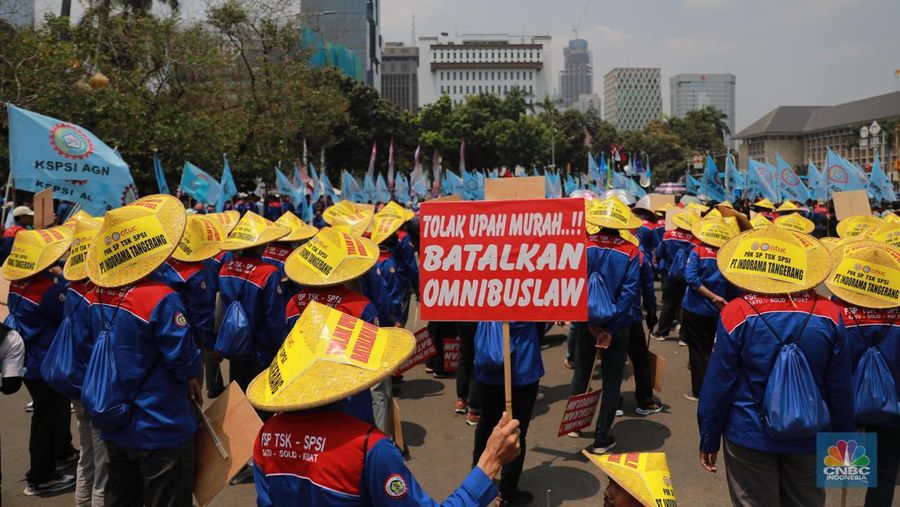 Buruh menggelar demonstrasi di sekitar Patung Kuda, Jakarta, Kamis (14/9/2023). (CNBC Indonesia/Muhammad Sabki)