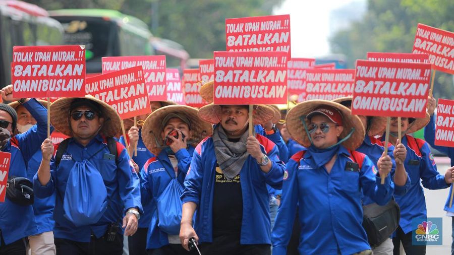Buruh menggelar demonstrasi di sekitar Patung Kuda, Jakarta, Kamis (14/9/2023). (CNBC Indonesia/Muhammad Sabki)