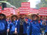Pakai Caping-Kacamata Hitam, Massa Buruh Padati Patung Kuda