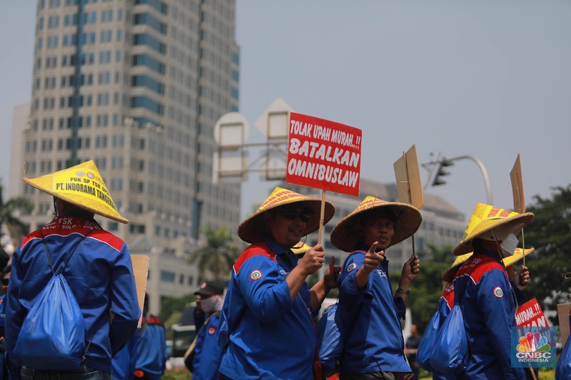 Buruh menggelar demonstrasi di sekitar Patung Kuda, Jakarta, Kamis (14/9/2023). (CNBC Indonesia/Muhammad Sabki)