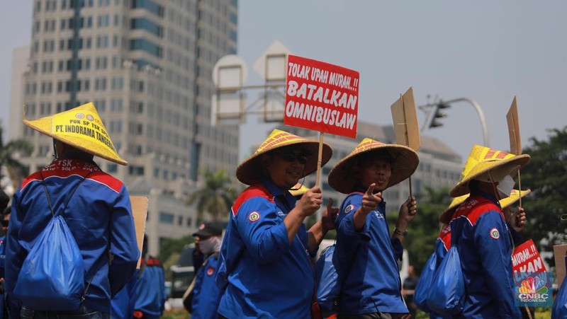 Buruh menggelar demonstrasi di sekitar Patung Kuda, Jakarta, Kamis (14/9/2023). (CNBC Indonesia/Muhammad Sabki)