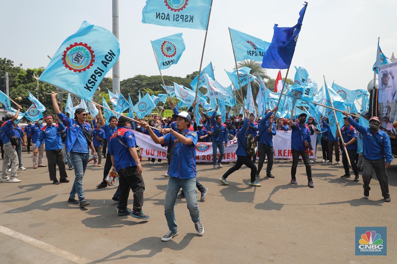 Buruh menggelar demonstrasi di sekitar Patung Kuda, Jakarta, Kamis (14/9/2023). (CNBC Indonesia/Muhammad Sabki) Buruh menggelar demonstrasi di sekitar Patung Kuda, Jakarta, Kamis (14/9/2023). (CNBC Indonesia/Muhammad Sabki)