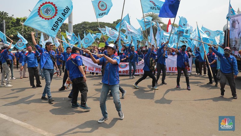 Buruh menggelar demonstrasi di sekitar Patung Kuda, Jakarta, Kamis (14/9/2023). (CNBC Indonesia/Muhammad Sabki)