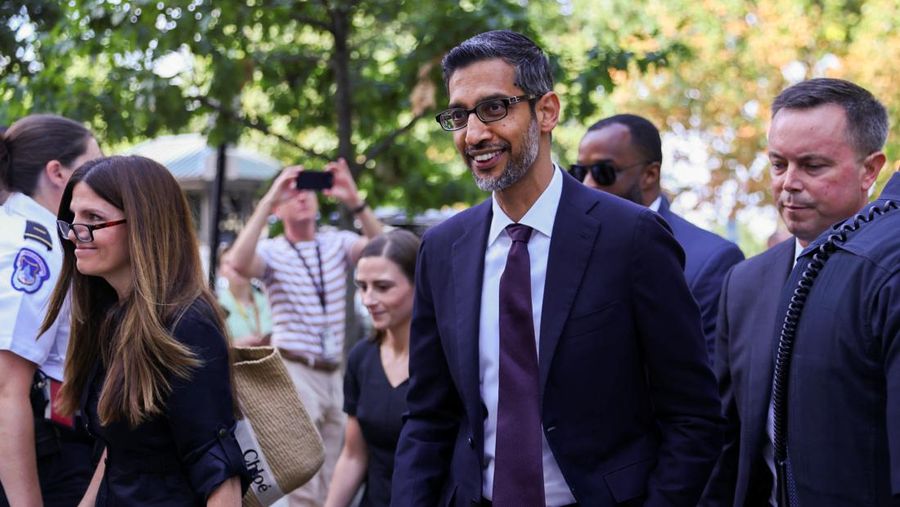 CEO Alphabet Sundar Pichai tiba di Forum Wawasan Kecerdasan Buatan (AI) bipartisan untuk seluruh senator AS yang diselenggarakan oleh Pemimpin Mayoritas Senat Chuck Schumer (D-NY) di US Capitol di Washington, AS, 13 September 2023. (REUTERS/Julia Nikhinson)
