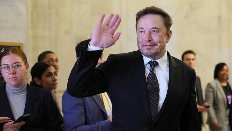 CEO Tesla Elon Musk melambai saat ia tiba di Forum Wawasan Kecerdasan Buatan (AI) bipartisan untuk seluruh senator AS yang diselenggarakan oleh Pemimpin Mayoritas Senat Chuck Schumer (D-NY) di US Capitol di Washington, AS, 13 September 2023. (REUTERS/Leah Millis)