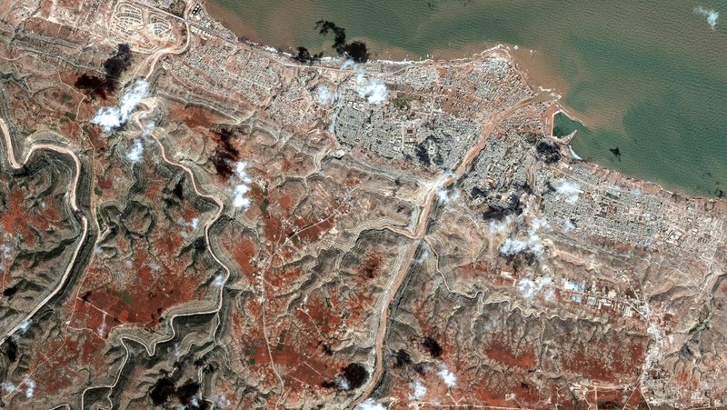 Foto Kolase dari sebuah layanan satelit menunjukkan wilayah Libya sebelum dan sesudah terjadinya banjir dahsyat. (Maxar Technologies/Handout via REUTERS)