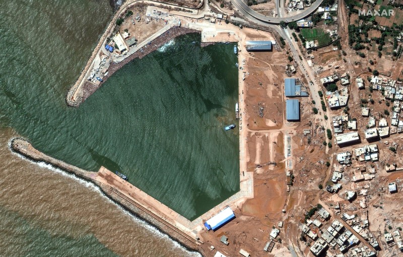 Foto Kolase dari sebuah layanan satelit menunjukkan wilayah Libya sebelum dan sesudah terjadinya banjir dahsyat. (Maxar Technologies/Handout via REUTERS)