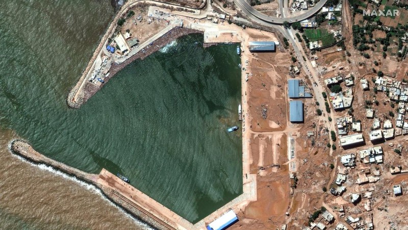Foto Kolase dari sebuah layanan satelit menunjukkan wilayah Libya sebelum dan sesudah terjadinya banjir dahsyat. (Maxar Technologies/Handout via REUTERS)