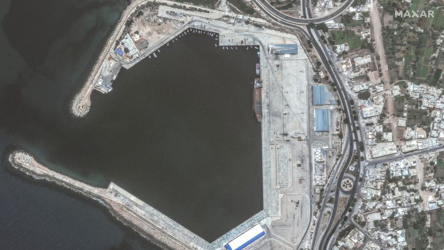 Foto Kolase dari sebuah layanan satelit menunjukkan wilayah Libya sebelum dan sesudah terjadinya banjir dahsyat. (Maxar Technologies/Handout via REUTERS)