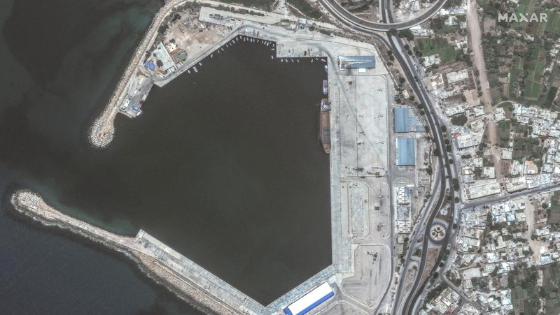 Foto Kolase dari sebuah layanan satelit menunjukkan wilayah Libya sebelum dan sesudah terjadinya banjir dahsyat. (Maxar Technologies/Handout via REUTERS)