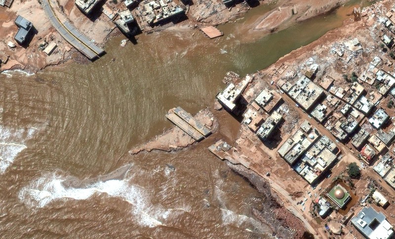 Foto Kolase dari sebuah layanan satelit menunjukkan wilayah Libya sebelum dan sesudah terjadinya banjir dahsyat. (Maxar Technologies/Handout via REUTERS)