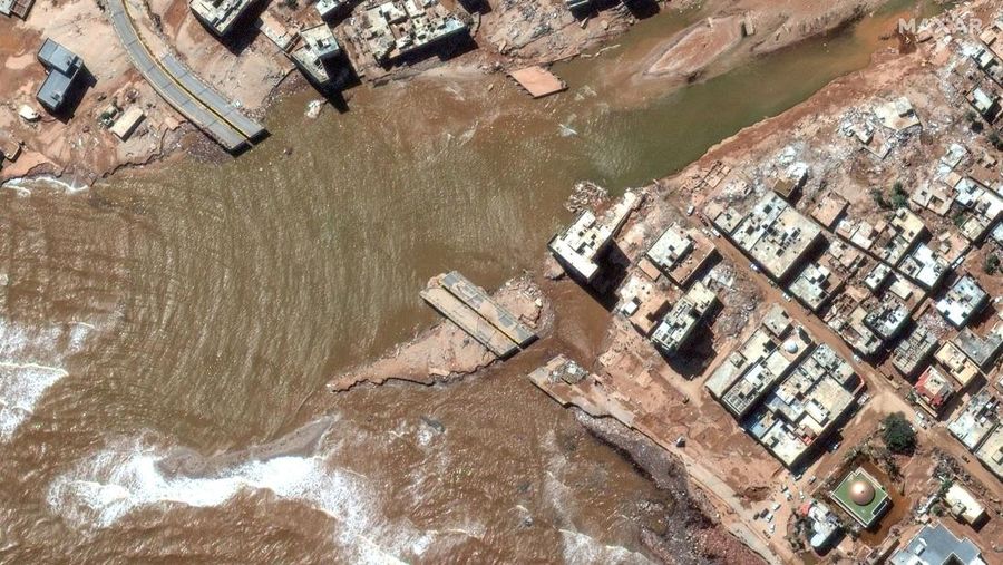 Foto Kolase dari sebuah layanan satelit menunjukkan wilayah Libya sebelum dan sesudah terjadinya banjir dahsyat. (Maxar Technologies/Handout via REUTERS)