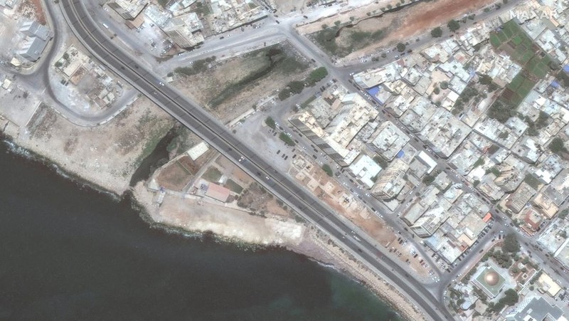 Foto Kolase dari sebuah layanan satelit menunjukkan wilayah Libya sebelum dan sesudah terjadinya banjir dahsyat. (Maxar Technologies/Handout via REUTERS)