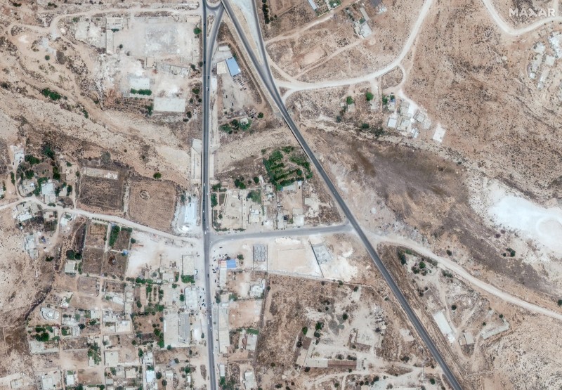 Foto Kolase dari sebuah layanan satelit menunjukkan wilayah Libya sebelum dan sesudah terjadinya banjir dahsyat. (Maxar Technologies/Handout via REUTERS)