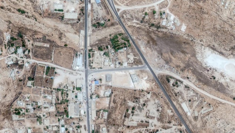 Foto Kolase dari sebuah layanan satelit menunjukkan wilayah Libya sebelum dan sesudah terjadinya banjir dahsyat. (Maxar Technologies/Handout via REUTERS)