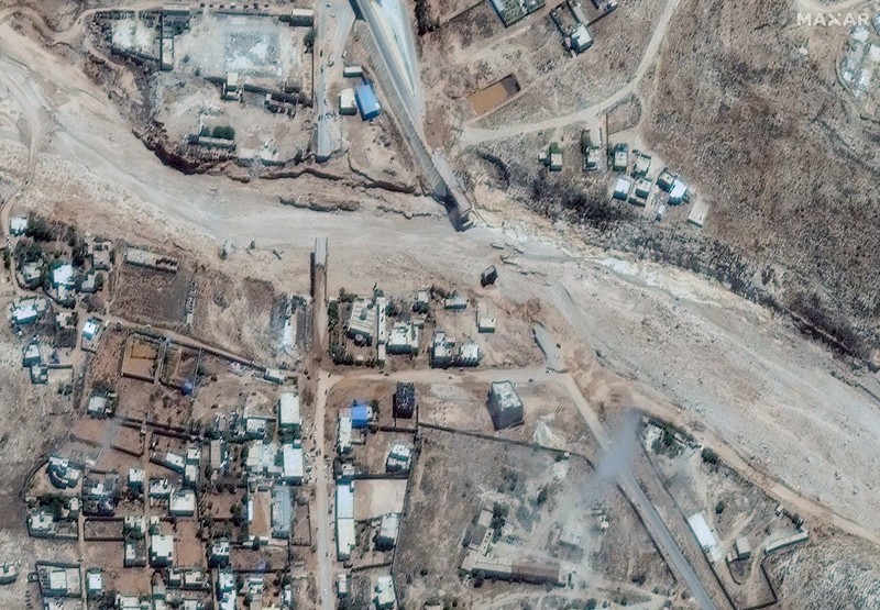Foto Kolase dari sebuah layanan satelit menunjukkan wilayah Libya sebelum dan sesudah terjadinya banjir dahsyat. (Maxar Technologies/Handout via REUTERS)