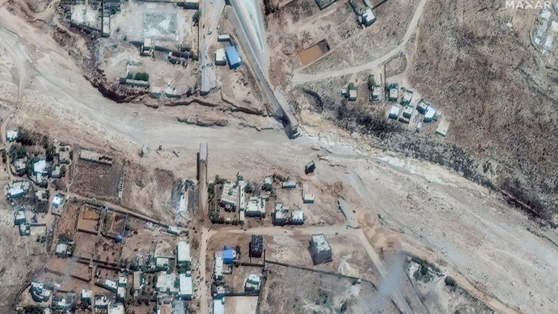 Foto Kolase dari sebuah layanan satelit menunjukkan wilayah Libya sebelum dan sesudah terjadinya banjir dahsyat. (Maxar Technologies/Handout via REUTERS)