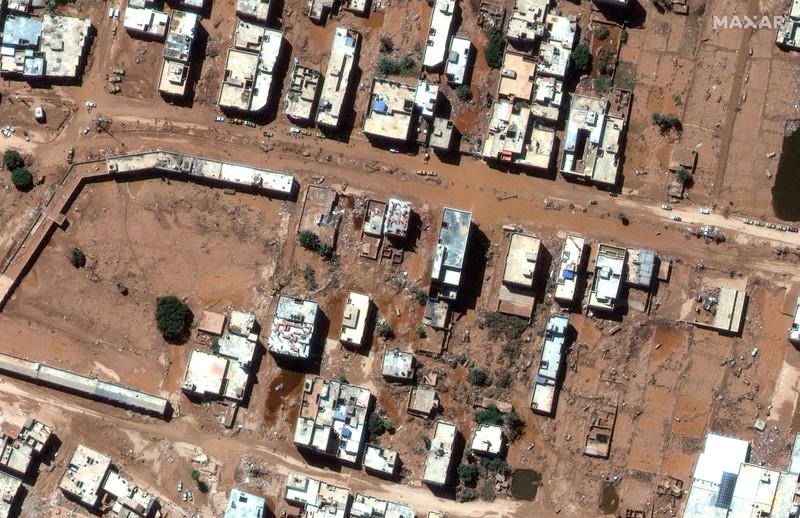 Foto Kolase dari sebuah layanan satelit menunjukkan wilayah Libya sebelum dan sesudah terjadinya banjir dahsyat. Foto Kolase dari sebuah layanan satelit menunjukkan wilayah Libya sebelum dan sesudah terjadinya banjir dahsyat. (Maxar Technologies/Handout via REUTERS)