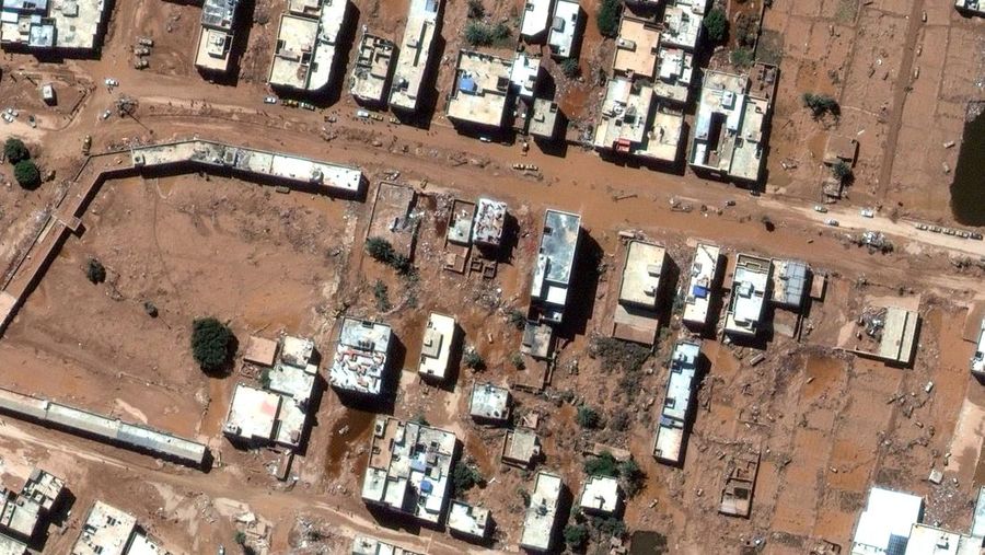 Foto Kolase dari sebuah layanan satelit menunjukkan wilayah Libya sebelum dan sesudah terjadinya banjir dahsyat. (Maxar Technologies/Handout via REUTERS)