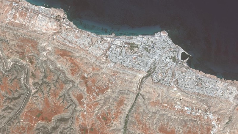 Foto Kolase dari sebuah layanan satelit menunjukkan wilayah Libya sebelum dan sesudah terjadinya banjir dahsyat. (Maxar Technologies/Handout via REUTERS)