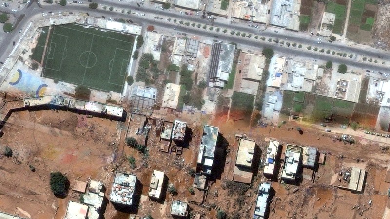 Foto Kolase dari sebuah layanan satelit menunjukkan wilayah Libya sebelum dan sesudah terjadinya banjir dahsyat. (Maxar Technologies/Handout via REUTERS)