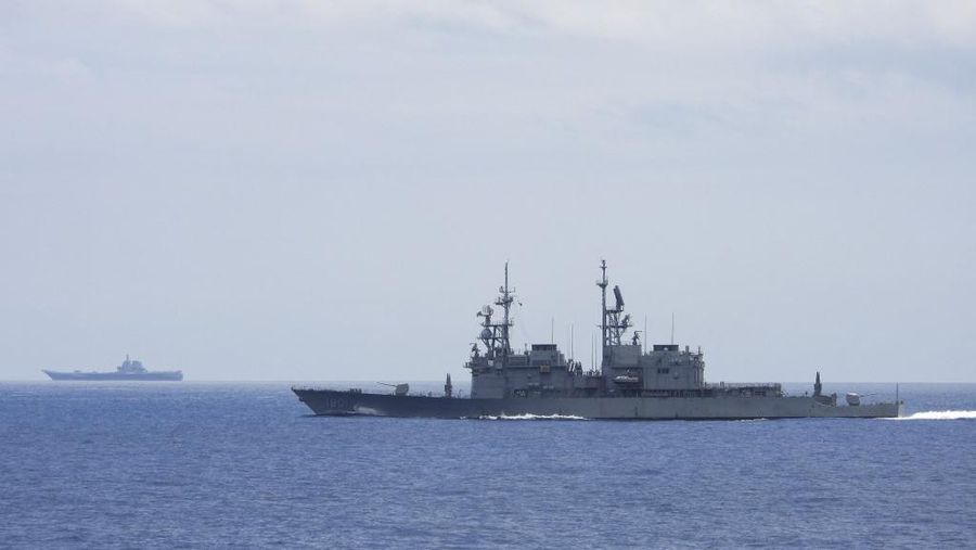 Foto selebaran tak bertanggal yang dirilis Kementerian Pertahanan Taiwan pada 13 September 2023 ini memperlihatkan kapal induk Tiongkok Shandong (kiri) saat sedang diawasi oleh kapal perang kelas Keelung Taiwan di laut. Taiwan mengatakan pada tanggal 13 September bahwa mereka telah mendeteksi 35 pesawat tempur Tiongkok di sekitar pulau itu dalam beberapa jam, dengan beberapa di antaranya terbang ke Pasifik Barat untuk bergabung dengan kapal induk Shandong Tiongkok untuk “pelatihan laut dan udara bersama.” (Handout / Taiwan Defense Ministry / AFP)