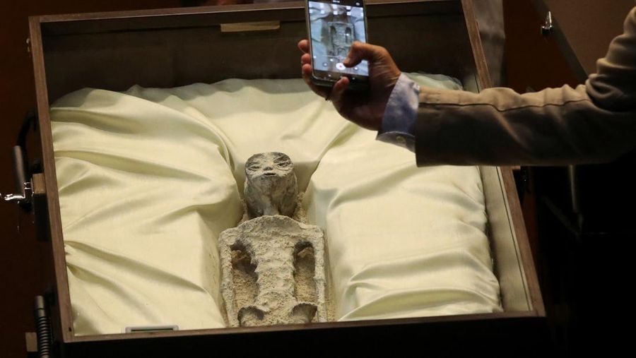 Jasad makhluk 'bukan manusia' yang diduga alien diperlihatkan saat sidang kongres di Mexico City, Selasa (12/9/2023) waktu setempat. (REUTERS/Henry Romero)