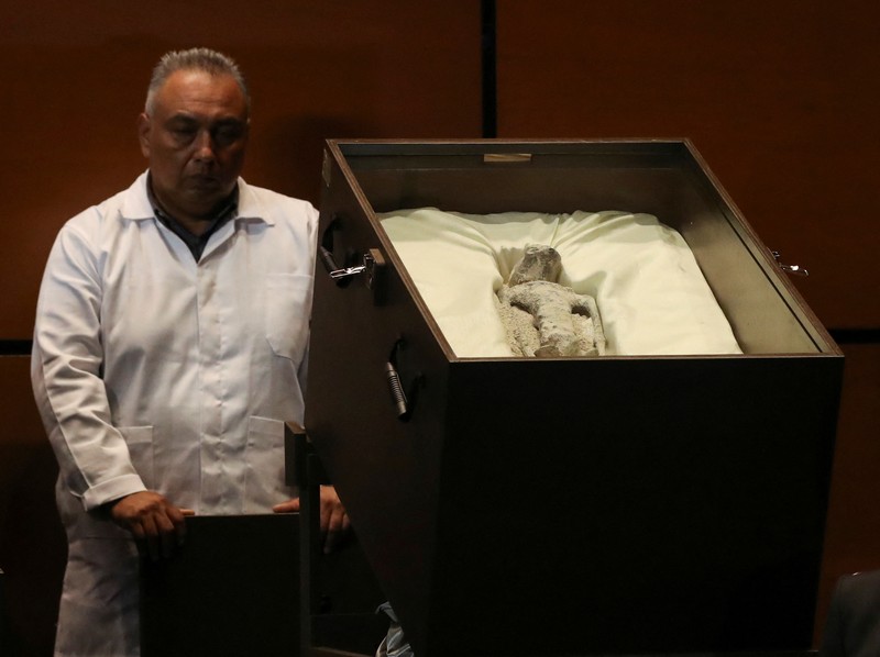 Jasad makhluk 'bukan manusia' yang diduga alien diperlihatkan saat sidang kongres di Mexico City, Selasa (12/9/2023) waktu setempat. (REUTERS/Henry Romero)