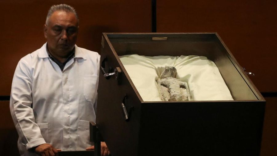Jasad makhluk 'bukan manusia' yang diduga alien diperlihatkan saat sidang kongres di Mexico City, Selasa (12/9/2023) waktu setempat. (REUTERS/Henry Romero)