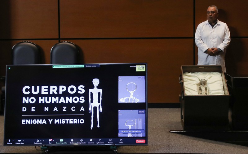 Jasad makhluk 'bukan manusia' yang diduga alien diperlihatkan saat sidang kongres di Mexico City, Selasa (12/9/2023) waktu setempat. (REUTERS/Henry Romero)
