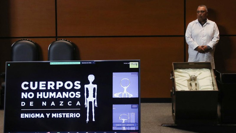 Jasad makhluk 'bukan manusia' yang diduga alien diperlihatkan saat sidang kongres di Mexico City, Selasa (12/9/2023) waktu setempat. (REUTERS/Henry Romero)
