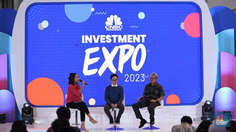 Kepala Badan Pengawas Perdagangan Berjangka Komoditi Didid Noordiatmoko (kanan) dan Investment Educator Ryan Filbert (tengah) saat berbincang berbagi pengalaman dalam acara Investment Expo 2023 di Central Park, Jakarta, Kamis (14/9/2023).