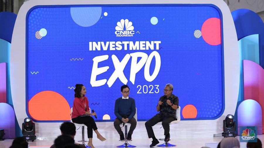 Kepala Badan Pengawas Perdagangan Berjangka Komoditi Didid Noordiatmoko (kanan) dan Investment Educator Ryan Filbert (tengah) saat berbincang berbagi pengalaman dalam acara Investment Expo 2023 di Central Park, Jakarta, Kamis (14/9/2023). (CNBC Indonesia/Tri Susilo)