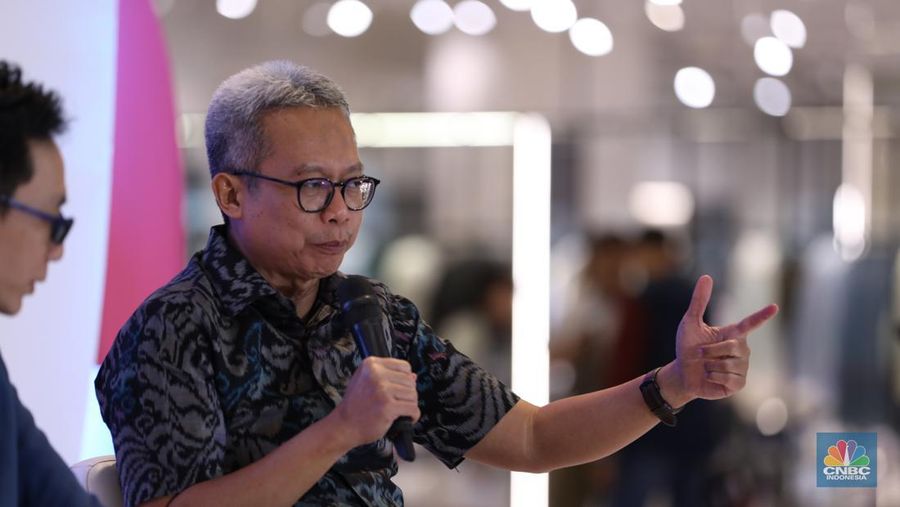 Kepala Badan Pengawas Perdagangan Berjangka Komoditi Didid Noordiatmoko saat berbincang berbagi pengalaman dalam acara Investment Expo 2023 di Central Park, Jakarta, Kamis (14/9/2023). (CNBC Indonesia/Tri Susilo)