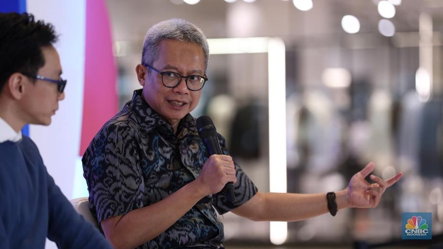 Kepala Badan Pengawas Perdagangan Berjangka Komoditi Didid Noordiatmoko saat berbincang berbagi pengalaman dalam acara Investment Expo 2023 di Central Park, Jakarta, Kamis (14/9/2023). (CNBC Indonesia/Tri Susilo)
