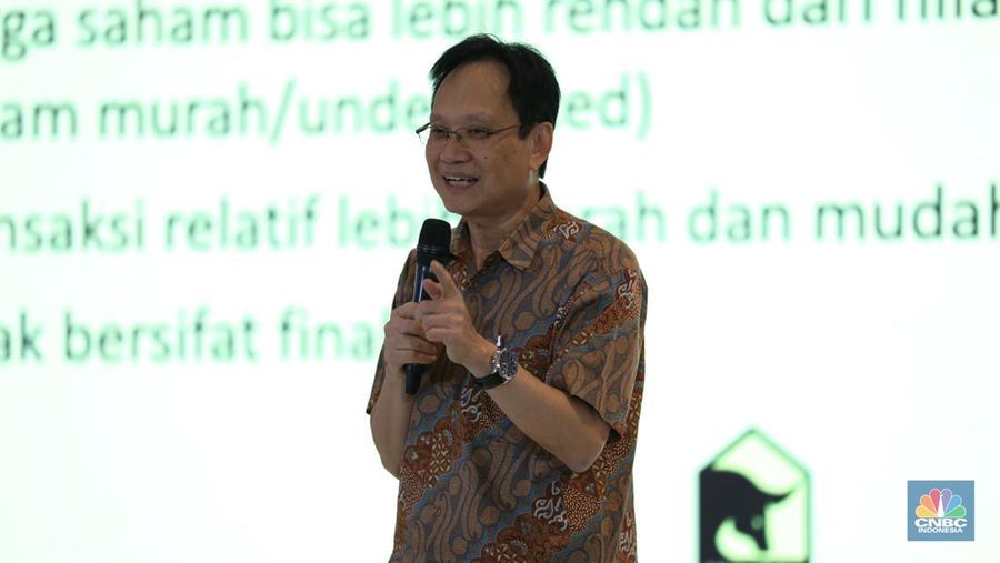 Lukas Setia Atmaja, Akademisi & Founder Hungrystock saat berbincang berbagi pengalaman dalam acara Investment Expo 2023 di Central Park, Jakarta, Kamis (14/9/2023). (CNBC Indonesia/Tri Susilo)