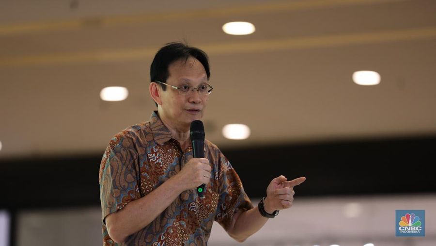 Lukas Setia Atmaja, Akademisi & Founder Hungrystock saat berbincang berbagi pengalaman dalam acara Investment Expo 2023 di Central Park, Jakarta, Kamis (14/9/2023). (վ/Tri Susilo)