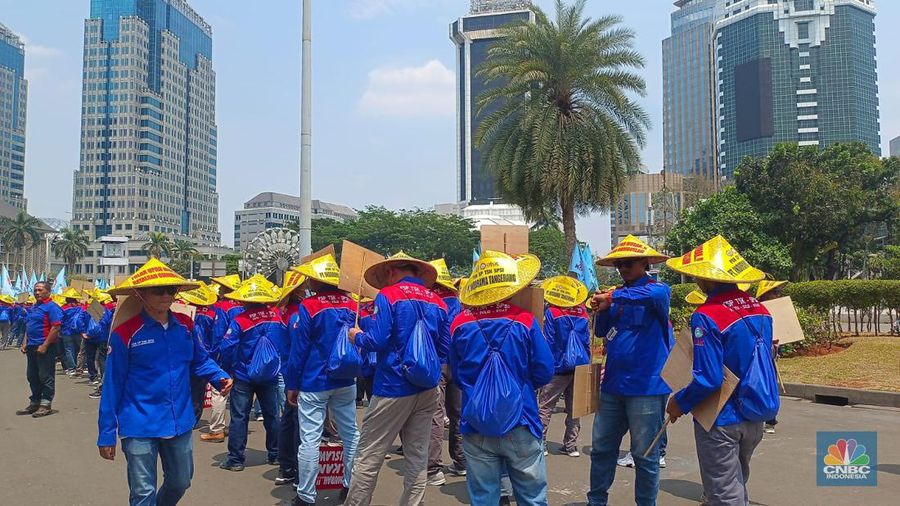Massa buruh mulai memadati kawasan Patung Kuda di Jakarta Pusat. (CNBC Indonesia/Martyasari Rizky)