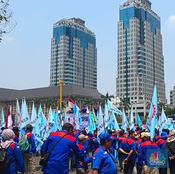 Begini Penampakan 'Lautan Biru' Demo Buruh di Patung Kuda