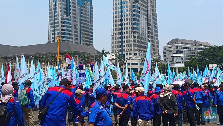 Massa buruh mulai memadati kawasan Patung Kuda di Jakarta Pusat. (CNBC Indonesia/Martyasari Rizky)