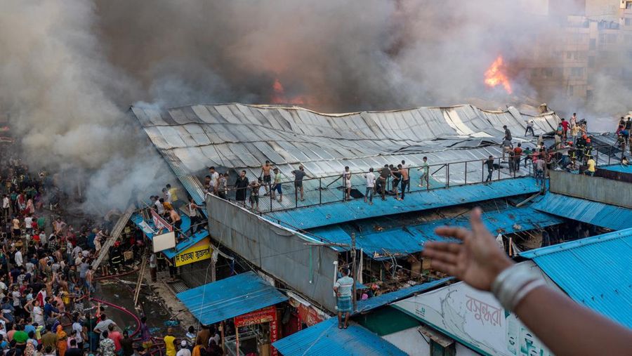 Pemandangan umum pasca kebakaran di Pasar Mohammadpur Krishi di, Dhaka, Bangladesh 14 September 2023, dalam gambar ini diperoleh dari media sosial. (Arshadul Hoque Rocky/via REUTERS)