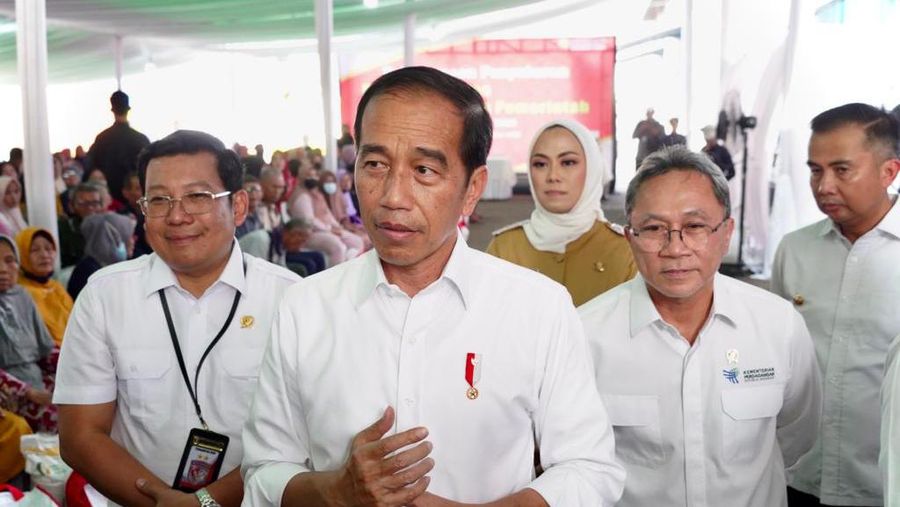 Presiden Joko Widodo melakukan pantauan langsung di Gudang Bulog Purwasari II di Karawang, Jawa Barat pada Kamis (14/09/2023), (Dok. Humas Bapanas)